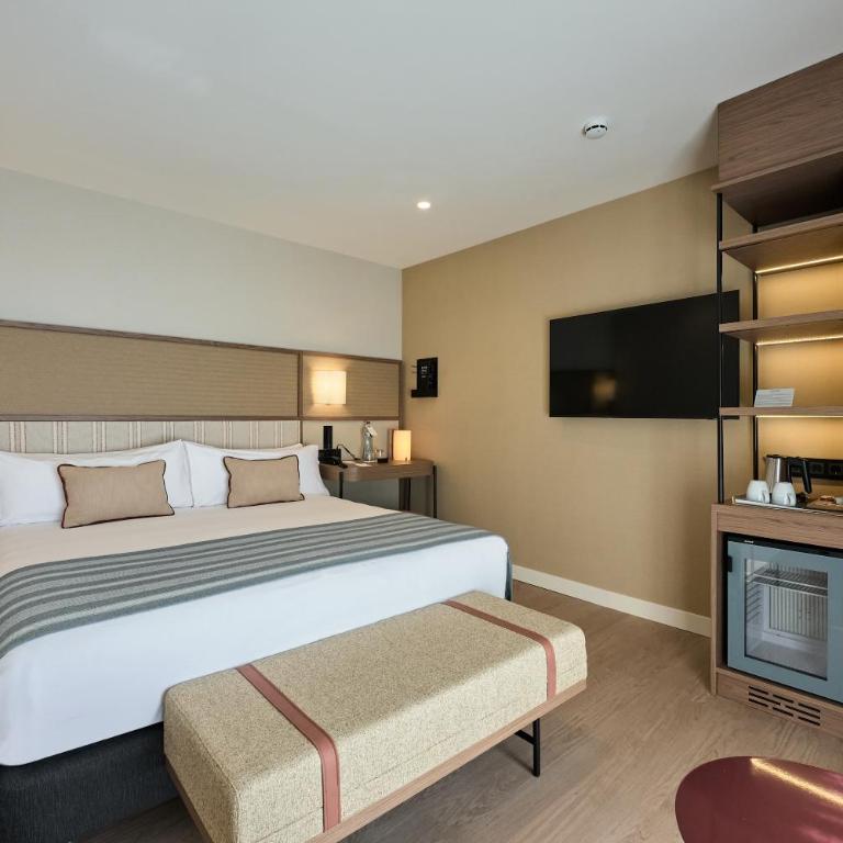Catalonia Barcelona Beach - Deluxe Double Room with Balcony and Sea View - 5