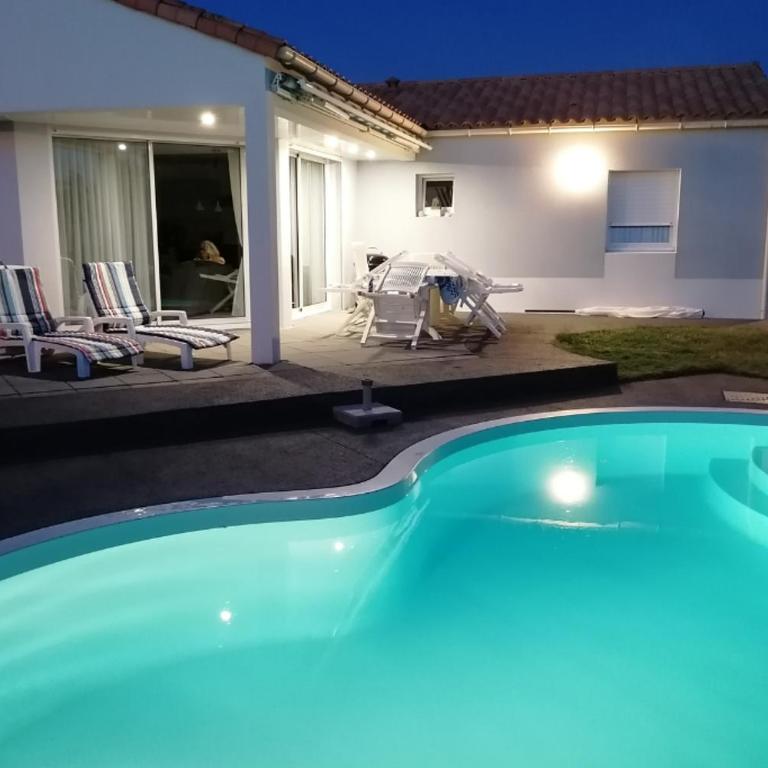 Villa Oasis - 3 chambres confortables - Piscine privée & Barbecue - Three-Bedroom Villa - 8