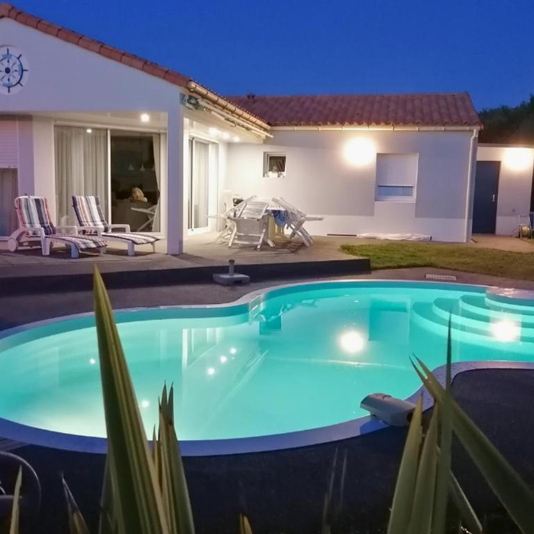 Villa Oasis - 3 chambres confortables - Piscine privée & Barbecue - Three-Bedroom Villa - 5