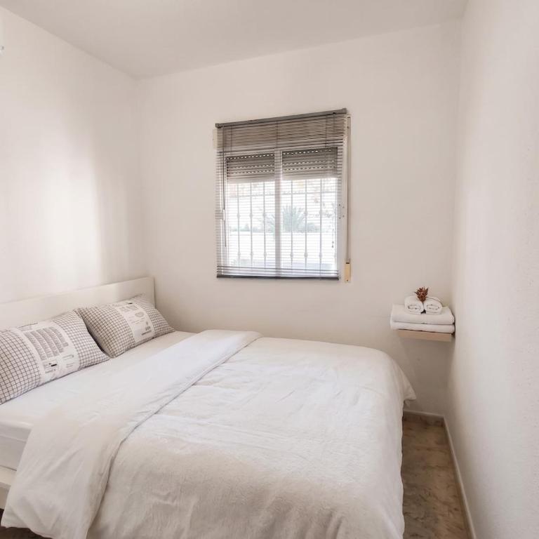 Modern 3 Bedrooms Villa,Pool, Spacious Garden & Parking - Chalet - 7