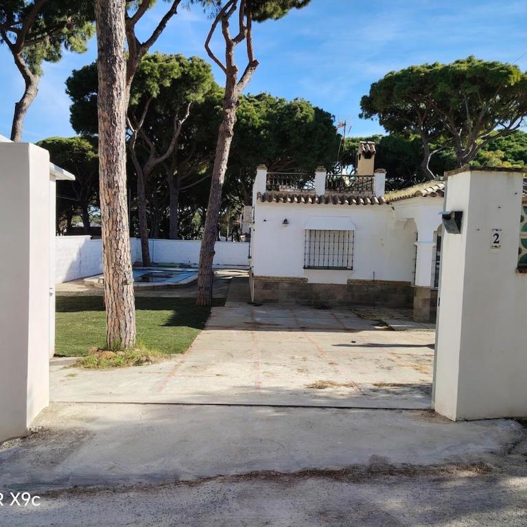 Modern 3 Bedrooms Villa,Pool, Spacious Garden & Parking - Chalet - 23
