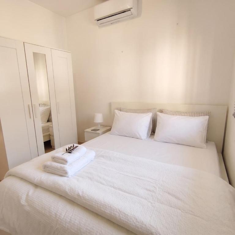 Modern 3 Bedrooms Villa,Pool, Spacious Garden & Parking - Chalet - 9
