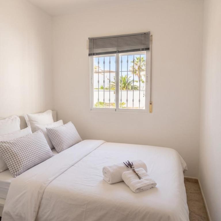Modern 3 Bedrooms Villa,Pool, Spacious Garden & Parking - Chalet - 8