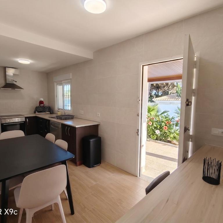 Modern 3 Bedrooms Villa,Pool, Spacious Garden & Parking - Chalet - 20