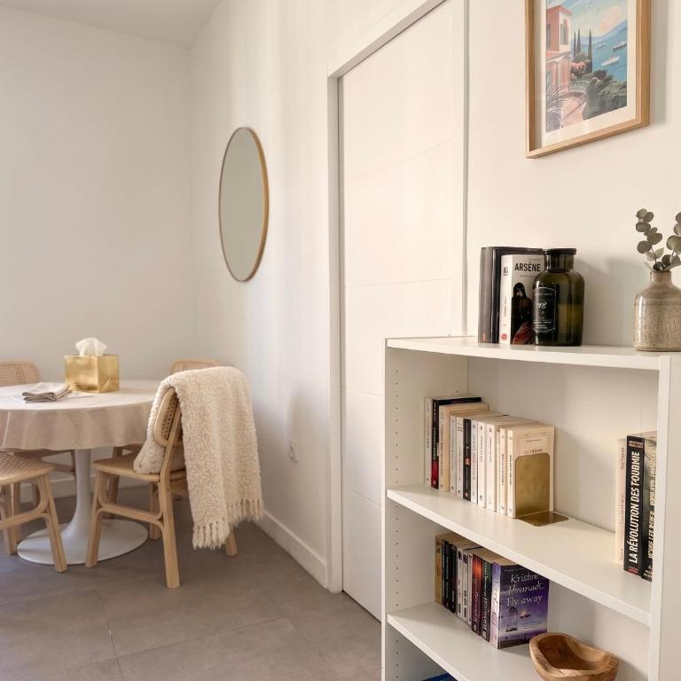 Appartement avec vue mer, refait à neuf - climatisé - parking privé - Appartement 1 Chambre - 8