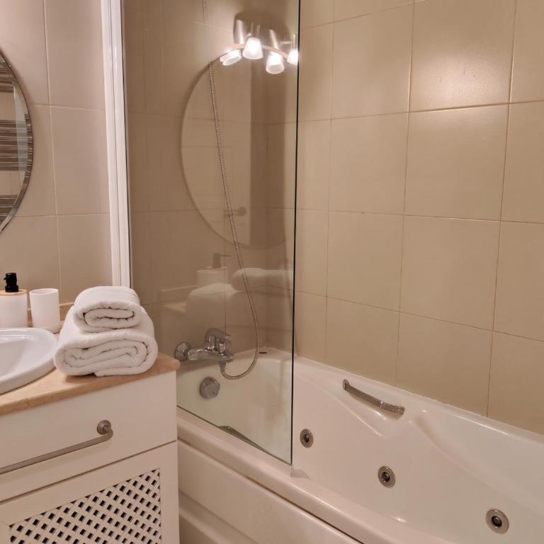 Family Golf Oasis, Disney, Pool and Sunny Terrace - Two-Bedroom Deluxe Apartment with Balcony - 15