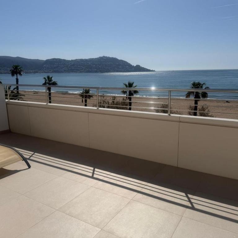 Apartamento en primera línea de mar con terraza y piscina en Rosas, Santa Margarita - ES-204-38 - Apartment - 7
