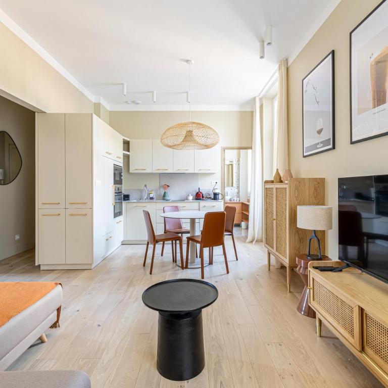 LE WINDSOR douceur de la Riviera avec petit balcon au cœur de Cannes - Appartement 2 Chambres - 1