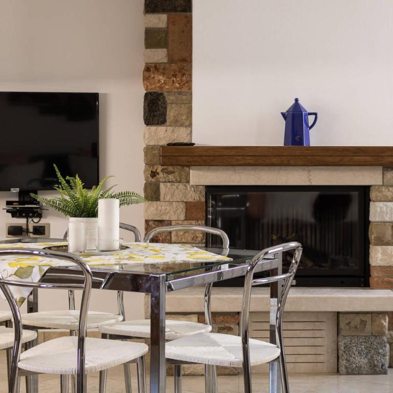 Albergo Diffuso Borgo Piovere, Noemi, 3-room Apartmen historic center - Appartamento con 2 Camere da Letto e Balcone - 2