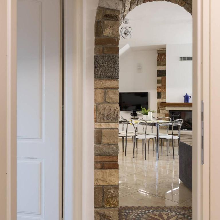Albergo Diffuso Borgo Piovere, Noemi, 3-room Apartmen historic center - Appartamento con 2 Camere da Letto e Balcone - 3