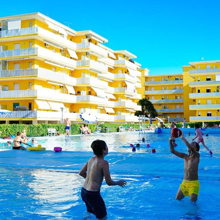 Piscina, Parcheggio, Campi sportivi - Valbella 12 - Two-Bedroom Apartment - 15