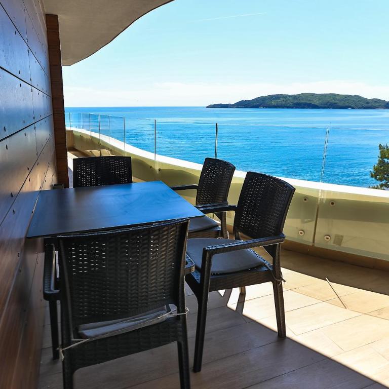 Royalisa Suites & Residence - Rafailovici Beachfront Luxury Living - Two-Bedroom Suite - 1