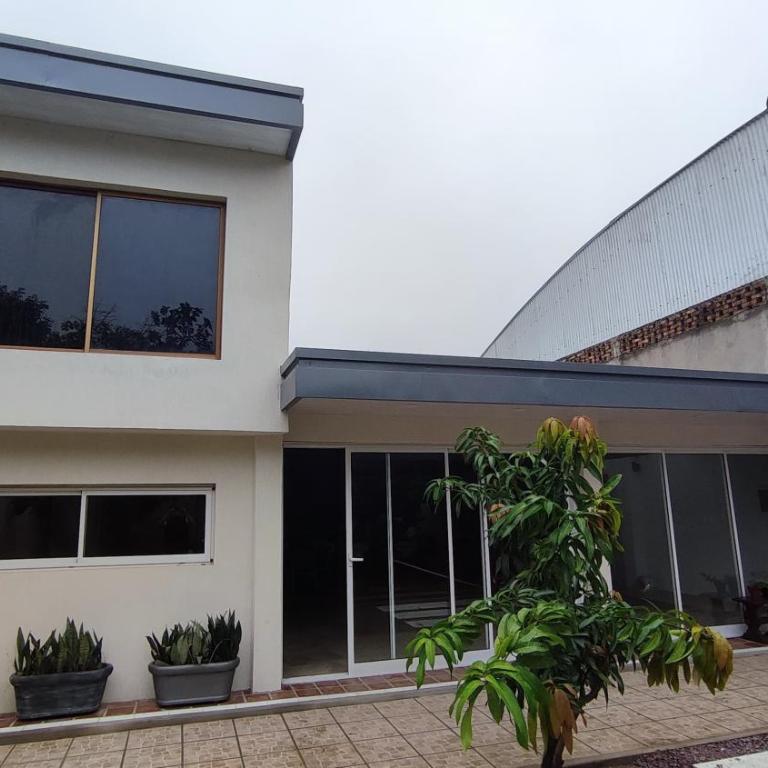 Casa hasta 10 personas a 5 min del estadio, 7min del nodo y 10 min del forum - Two-Bedroom House - 13