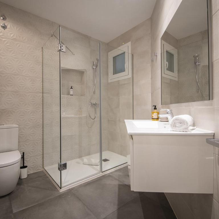 You Stylish Uptown Barcelona Apartments - Three-Bedroom Apartment with Balcony - 3