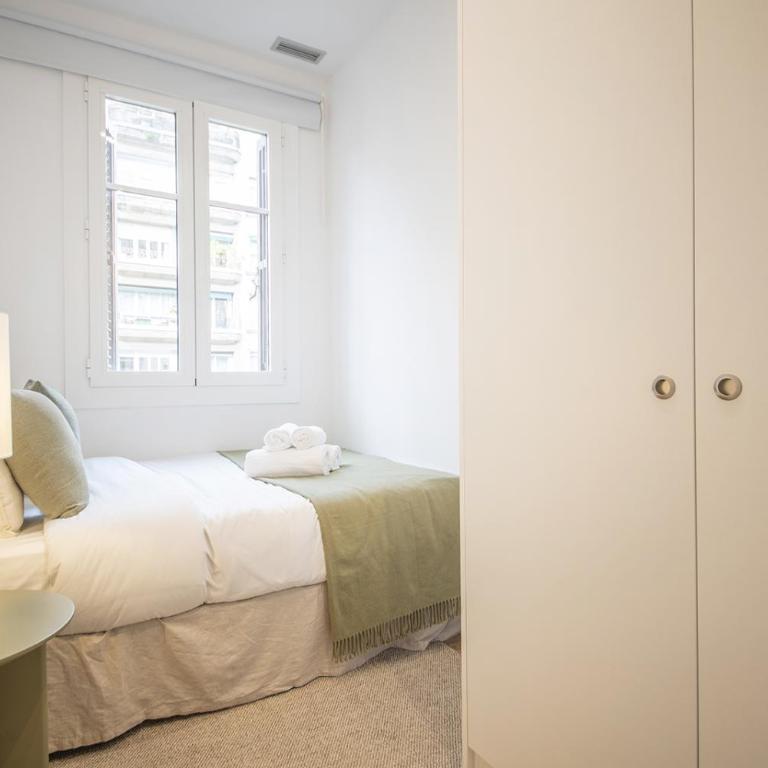 You Stylish Uptown Barcelona Apartments - Three-Bedroom Apartment with Balcony - 14
