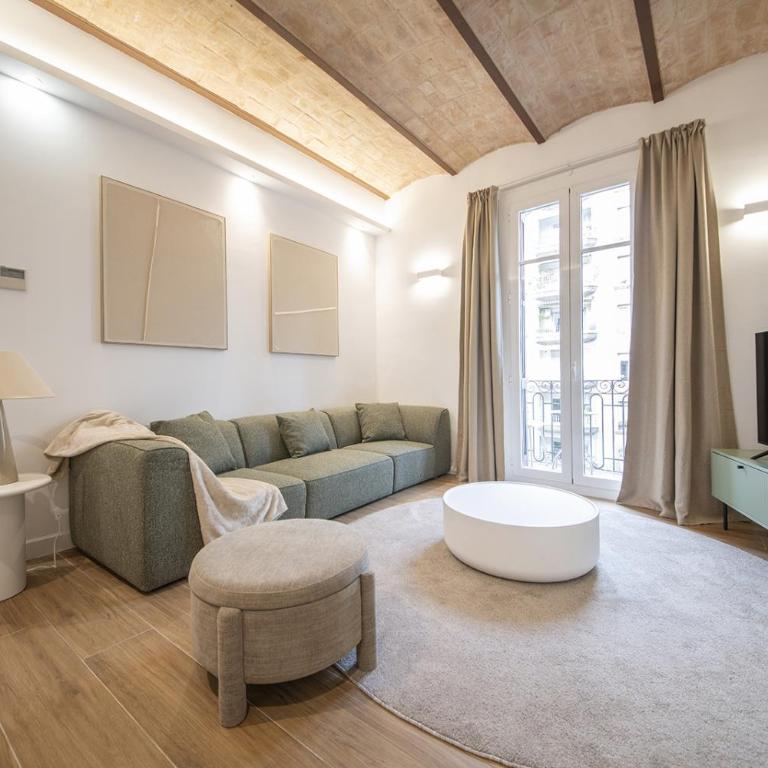 You Stylish Uptown Barcelona Apartments - Three-Bedroom Apartment with Balcony - 13