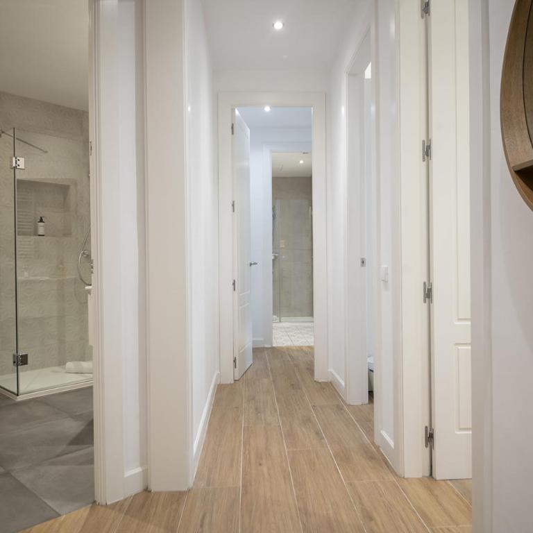 You Stylish Uptown Barcelona Apartments - Three-Bedroom Apartment with Balcony - 5