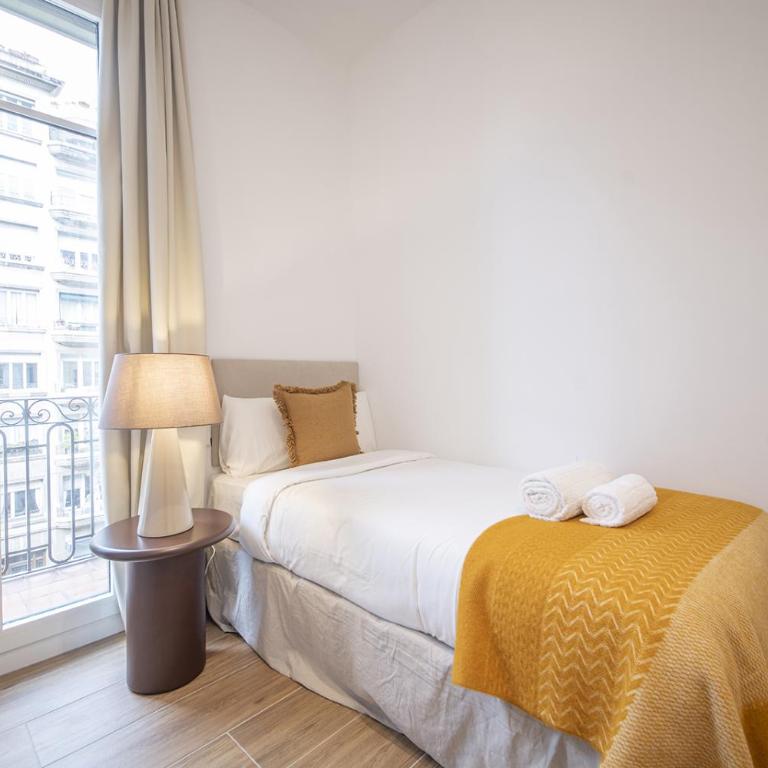 You Stylish Uptown Barcelona Apartments - Three-Bedroom Apartment with Balcony - 10