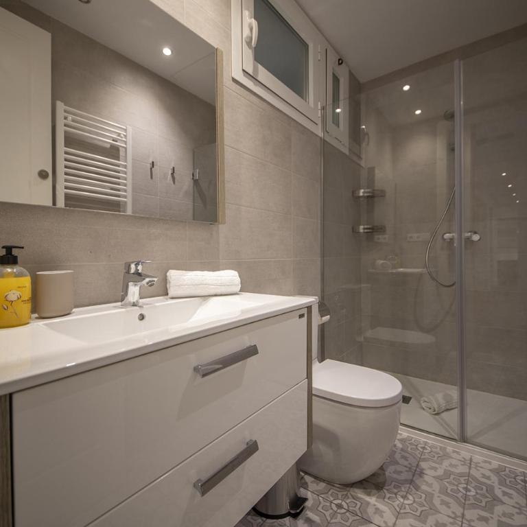 You Stylish Uptown Barcelona Apartments - Three-Bedroom Apartment with Balcony - 9