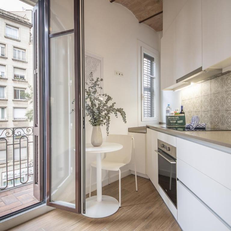 You Stylish Uptown Barcelona Apartments - Three-Bedroom Apartment with Balcony - 2