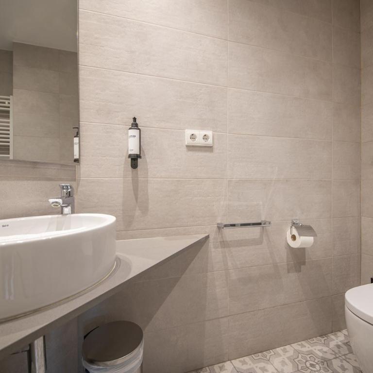 You Stylish Uptown Barcelona Apartments - Three-Bedroom Apartment - 3