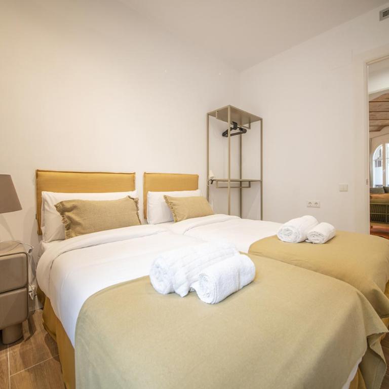 You Stylish Uptown Barcelona Apartments - Three-Bedroom Apartment - 4