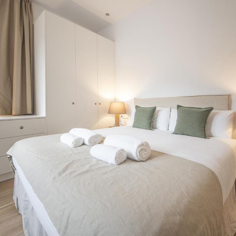 You Stylish Uptown Barcelona Apartments - Three-Bedroom Apartment - 5