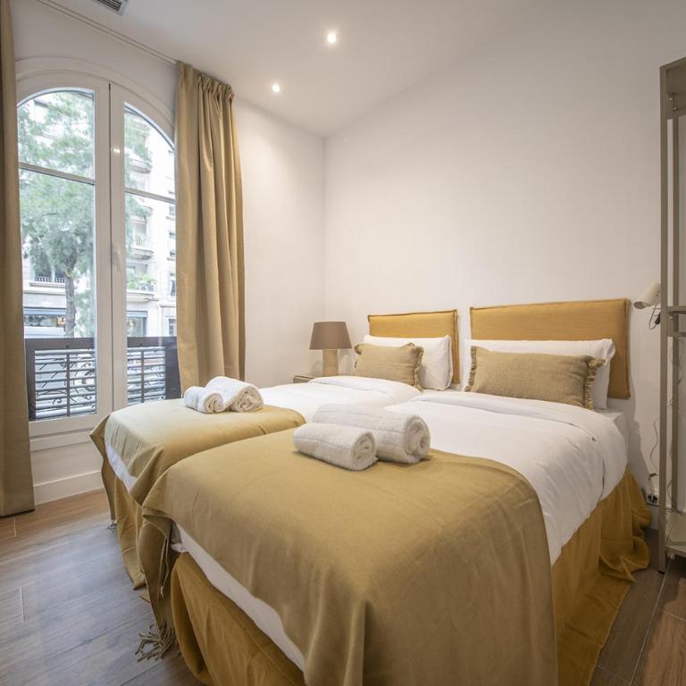 You Stylish Uptown Barcelona Apartments - Three-Bedroom Apartment - 7