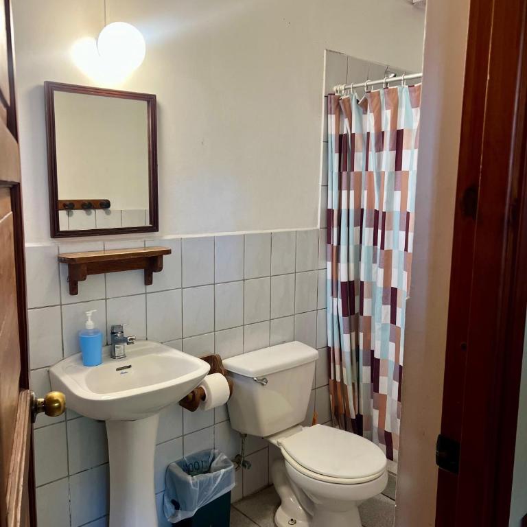 Hostal El Punto - Triple Room with Private Bathroom - 3