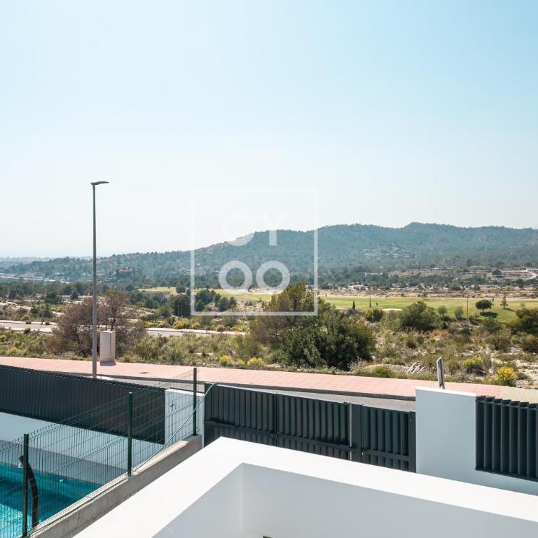 Sierra y Sal - designer villa, heated saltwater pool, mountain and sea views - by OYOOSTAYS - Casa Vacacional de 3 dormitorios - 2