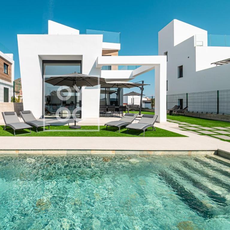 Sierra y Sal - designer villa, heated saltwater pool, mountain and sea views - by OYOOSTAYS - Casa Vacacional de 3 dormitorios - 1