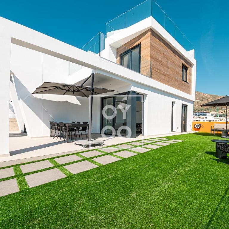 Sierra y Sal - designer villa, heated saltwater pool, mountain and sea views - by OYOOSTAYS - Casa Vacacional de 3 dormitorios - 4