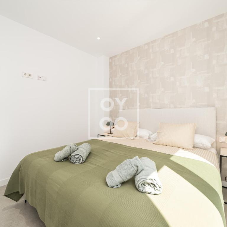 Sierra y Sal - designer villa, heated saltwater pool, mountain and sea views - by OYOOSTAYS - Casa Vacacional de 3 dormitorios - 8