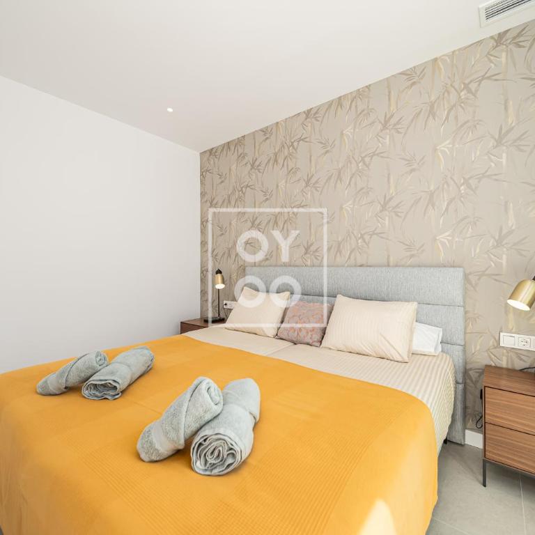Sierra y Sal - designer villa, heated saltwater pool, mountain and sea views - by OYOOSTAYS - Casa Vacacional de 3 dormitorios - 13