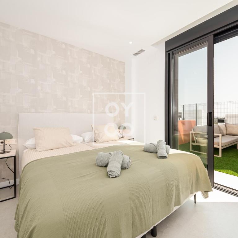 Sierra y Sal - designer villa, heated saltwater pool, mountain and sea views - by OYOOSTAYS - Casa Vacacional de 3 dormitorios - 15