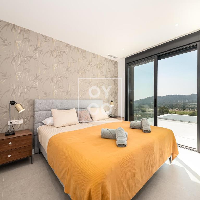 Sierra y Sal - designer villa, heated saltwater pool, mountain and sea views - by OYOOSTAYS - Casa Vacacional de 3 dormitorios - 28