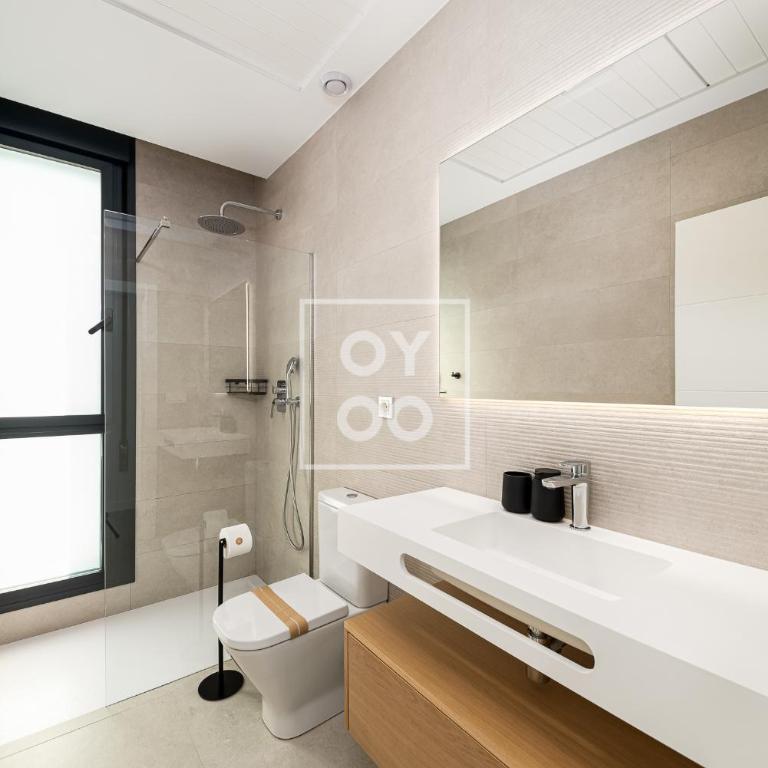 Sierra y Sal - designer villa, heated saltwater pool, mountain and sea views - by OYOOSTAYS - Casa Vacacional de 3 dormitorios - 17