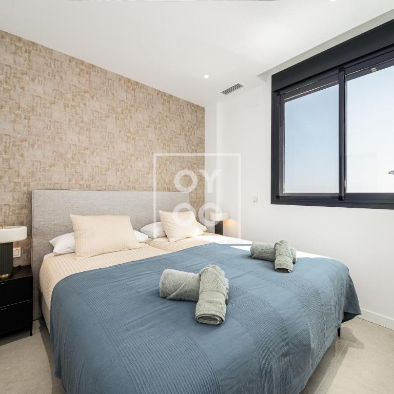 Sierra y Sal - designer villa, heated saltwater pool, mountain and sea views - by OYOOSTAYS - Casa Vacacional de 3 dormitorios - 16