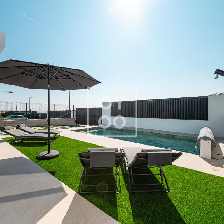 Sierra y Sal - designer villa, heated saltwater pool, mountain and sea views - by OYOOSTAYS - Casa Vacacional de 3 dormitorios - 35