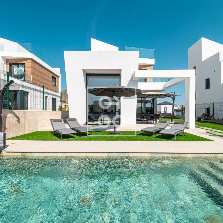 Sierra y Sal - designer villa, heated saltwater pool, mountain and sea views - by OYOOSTAYS - Casa Vacacional de 3 dormitorios - 45