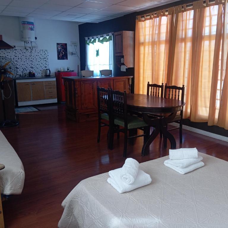 Monoambiente grande y luminoso en el bosque de La Plata - Apartamento de 1 dormitorio - 2