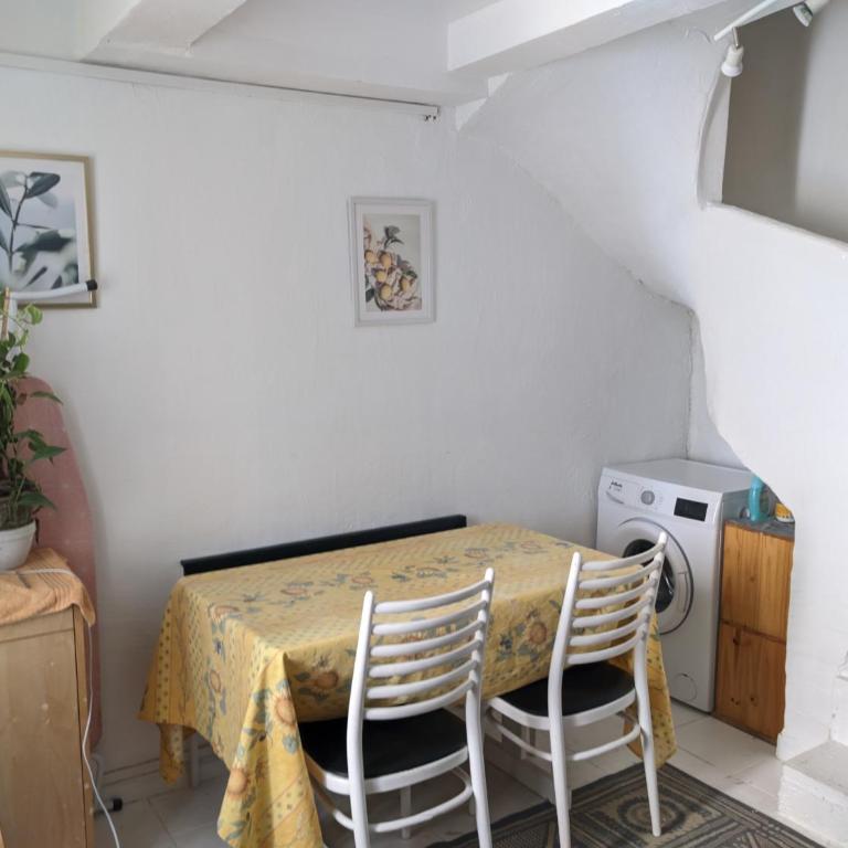 Tiny House 1, 2 ou 3 personnes SoeursGrises Béziers Centre Historique coeur de l'Hérault Occitanie, plus vieille ville de France, chemin de Compostelle à pied ou velo, passeport du pèlerin 24h, petits dejeuners et repas, 300m du centre ville - Maison 2 Chambres - 2