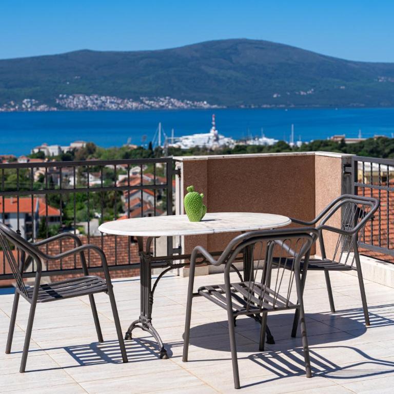 Sunset Point Apartment - One-Bedroom Apartment with Sea View and Balcony - 1