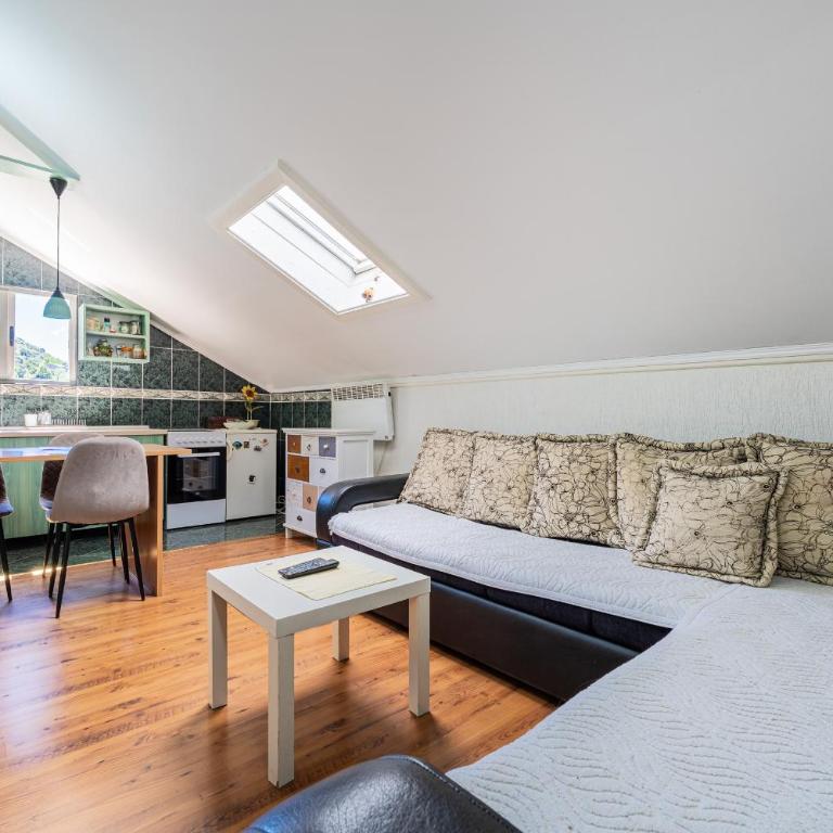 Sunset Point Apartment - One-Bedroom Apartment with Sea View and Balcony - 11