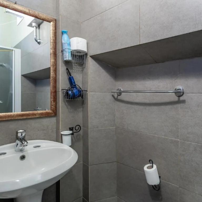 Charming LUCCA - Camera Doppia con Letti Singoli con Bagno Privato Esterno - 9