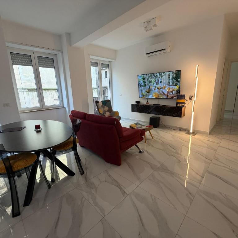 Cuore di Napoli Centro - Three-Bedroom Apartment - 9