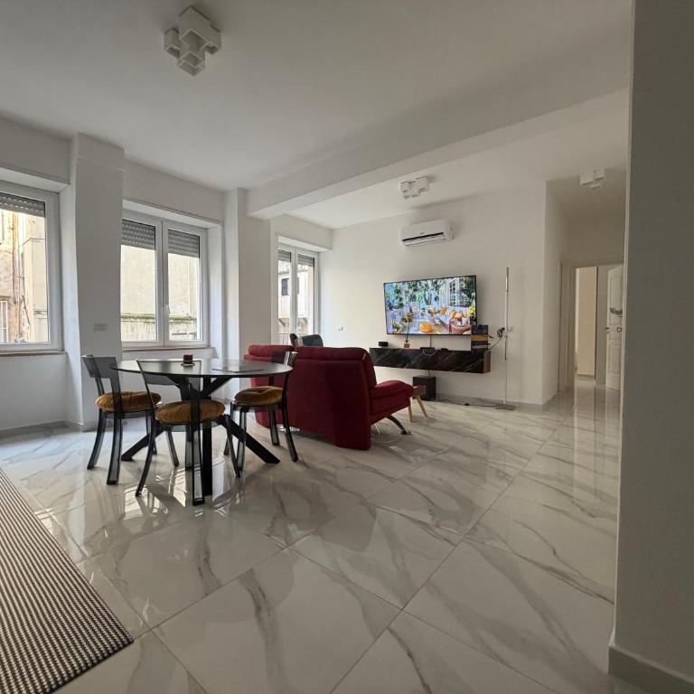 Cuore di Napoli Centro - Three-Bedroom Apartment - 30
