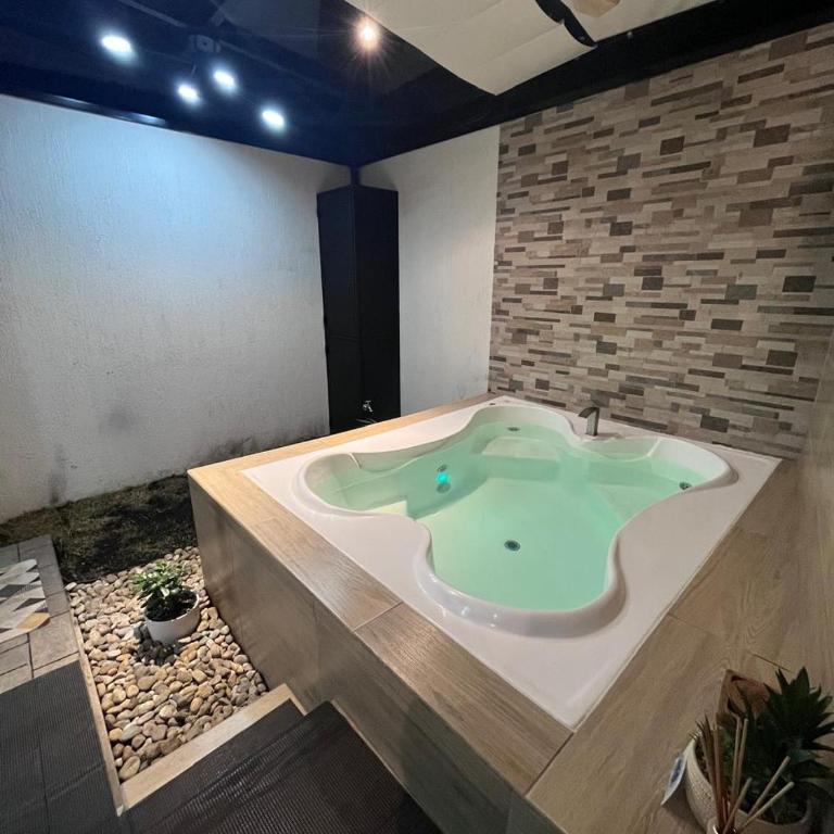 Alojamiento de Lujo con Jacuzzi y Jardín Privado - Two-Bedroom Apartment - 7