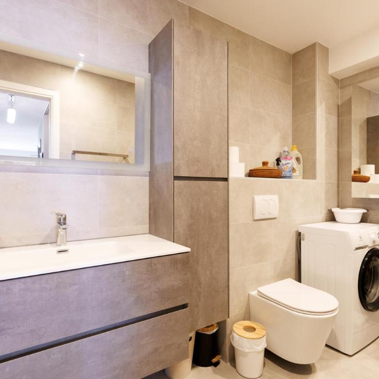 BELLE VUE Centre Juan les Pins, résidence avec gardien ,parking prive, 4 pers, front de mer - One-Bedroom Apartment - 4