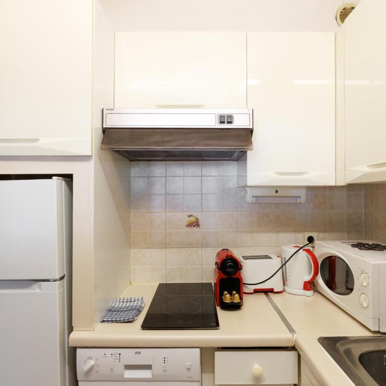 BELLE VUE Centre Juan les Pins, résidence avec gardien ,parking prive, 4 pers, front de mer - One-Bedroom Apartment - 9